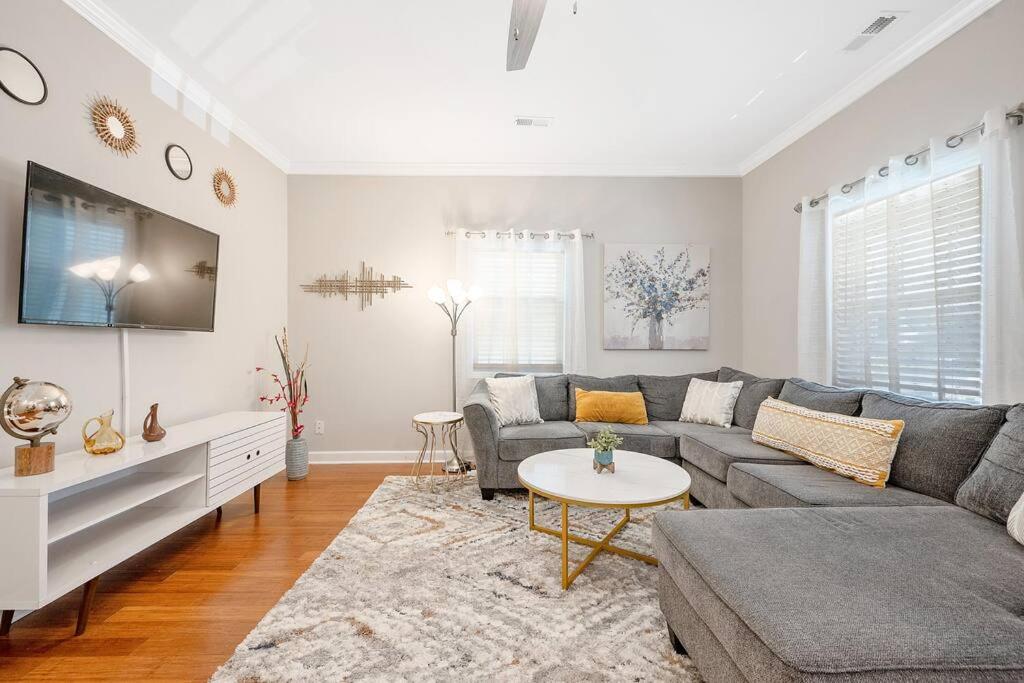 * Lux Modern Retreat * Downtown * King Beds * Apartment Дърам Екстериор снимка