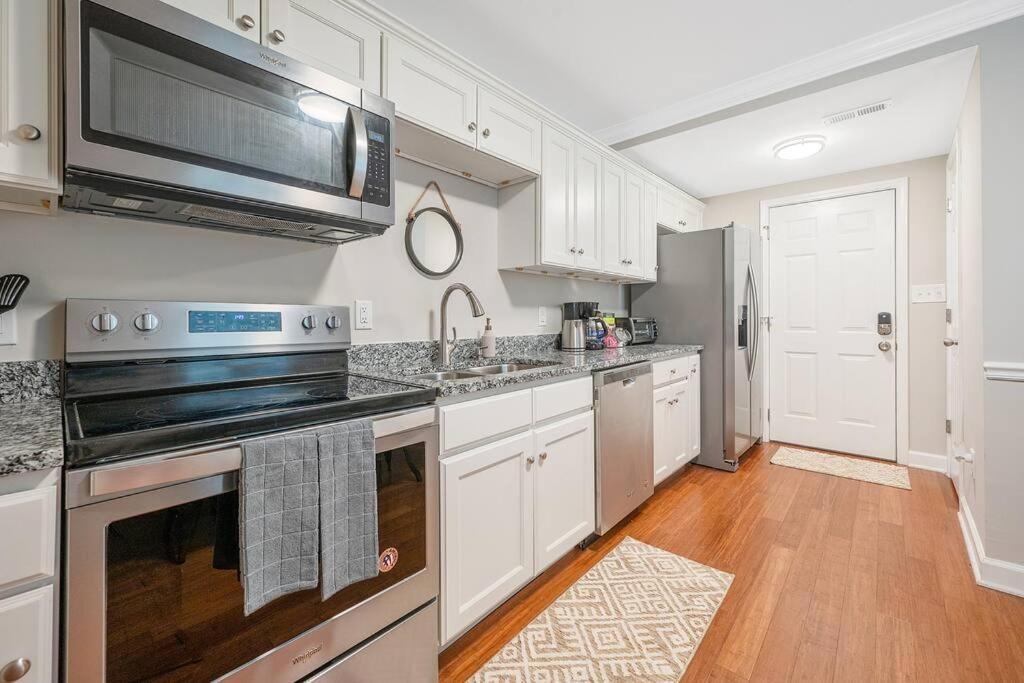 * Lux Modern Retreat * Downtown * King Beds * Apartment Дърам Екстериор снимка