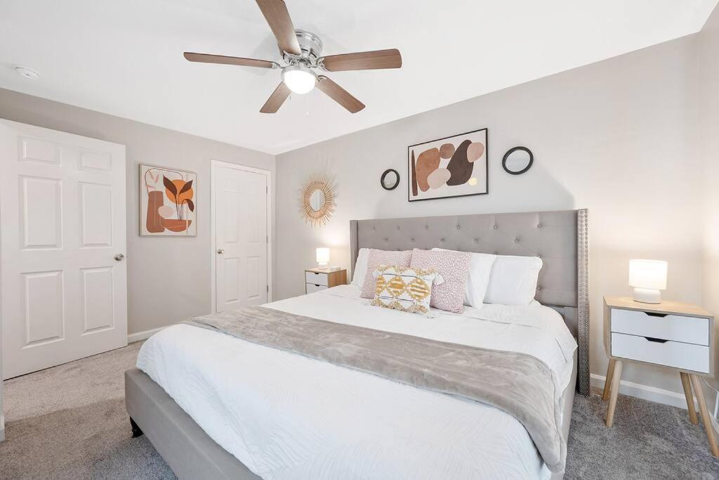 * Lux Modern Retreat * Downtown * King Beds * Apartment Дърам Екстериор снимка