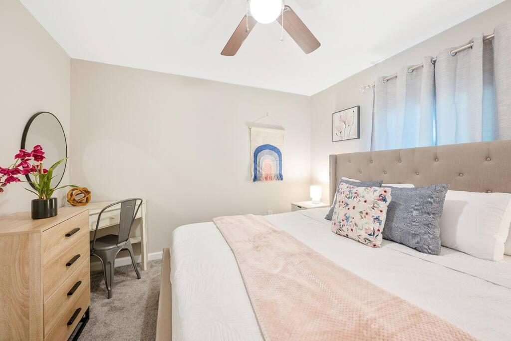 * Lux Modern Retreat * Downtown * King Beds * Apartment Дърам Екстериор снимка