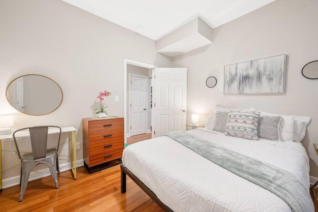 * Lux Modern Retreat * Downtown * King Beds * Apartment Дърам Екстериор снимка