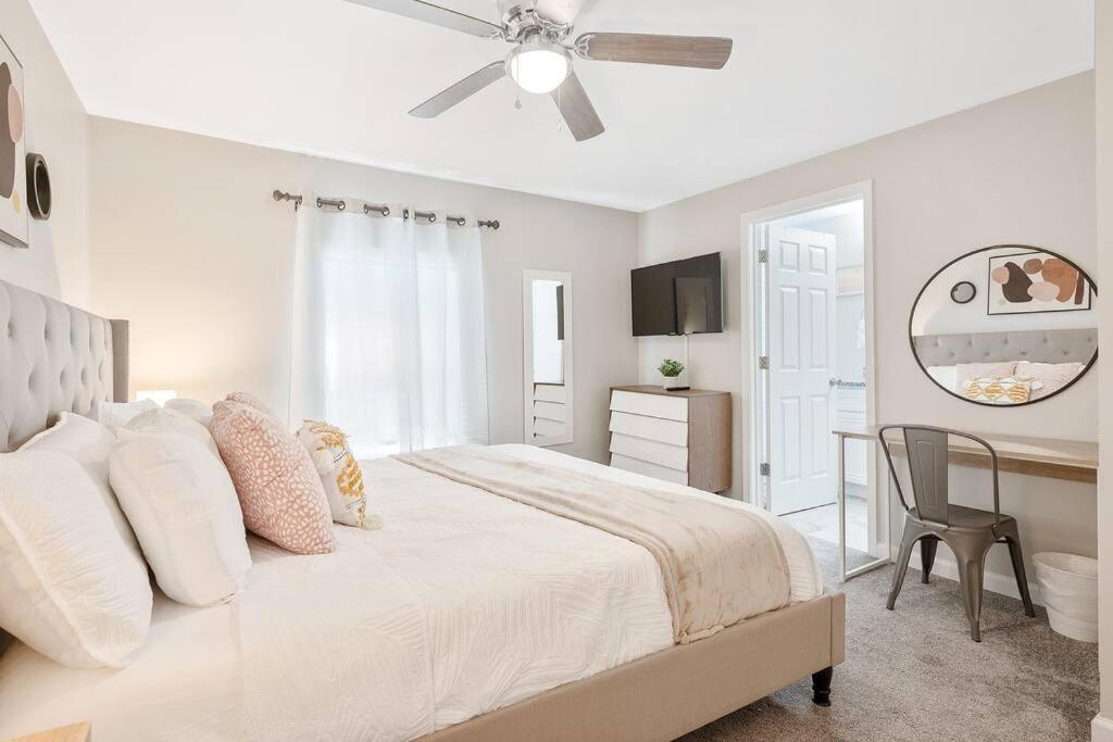 * Lux Modern Retreat * Downtown * King Beds * Apartment Дърам Екстериор снимка